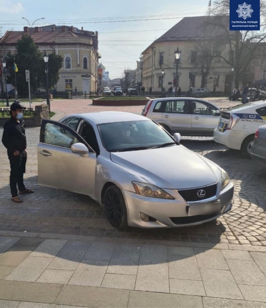 Ужгородські патрульні притягнули до відповідальності водія, що зупинився на пішохідному переході