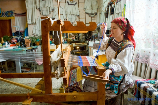 У сільському музеї на Виноградівщині навчають ткацтва й виготовляти гуні