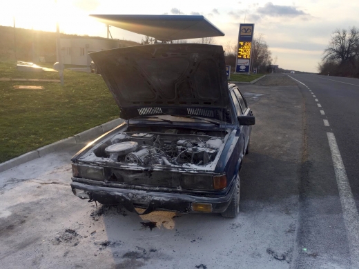 На Берегівщині небайдужий працівник автозаправної станції загасив пожежу в автомобілі