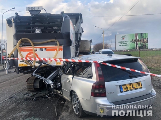 На Ужгородщині загинуло двоє чоловіків внаслідок зіткнення легковика та спецтранспорту служби ремонту доріг