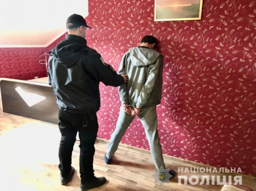 У Мукачеві 27-річний чоловік зі спільником напав на охоронця підприємства і викрав 300 тисяч гривень (ФОТО, ВІДЕО)