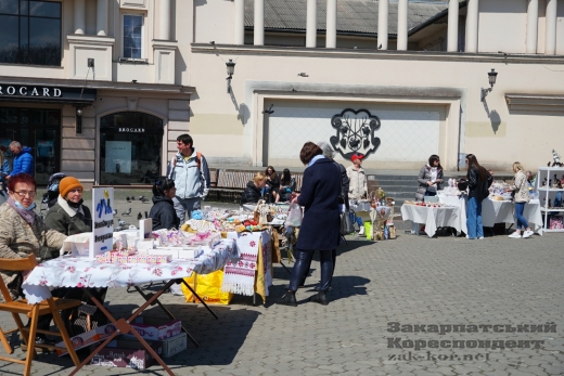 В Ужгороді на площі Театральній – великодній та благодійний ярмарки (фоторепортаж)