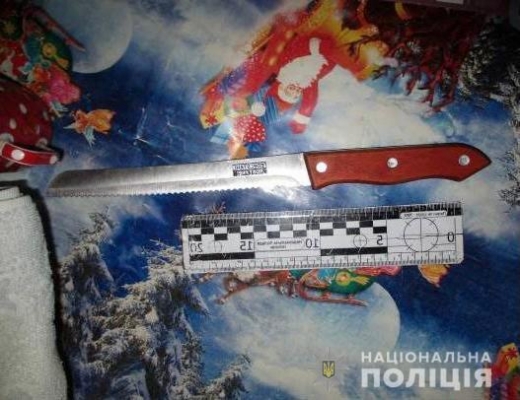 На Мукачівщині злодій напав на жінку літнього віку і погрожував ножем