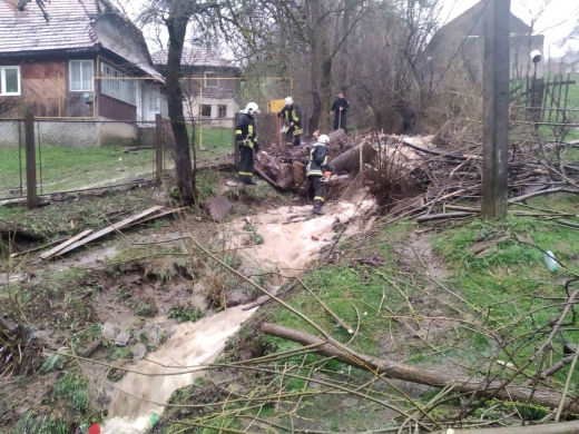 Через негоду у Воловці рятувальники ліквідовували наслідки підтоплень (ФОТО)