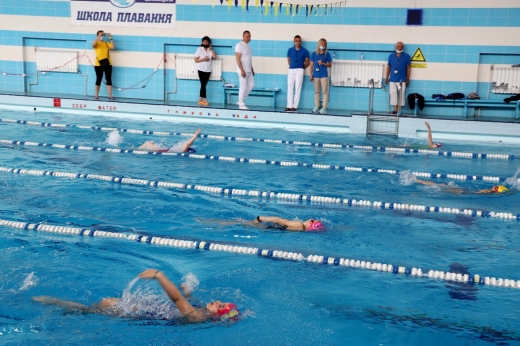 В Ужгороді за першість змагаються близько 150 юних закарпатських плавців 