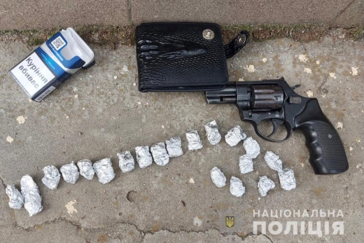 Поліцейські Ужгорода викрили зловмисника з Дніпропетровщини зі зброєю і наркотиками 