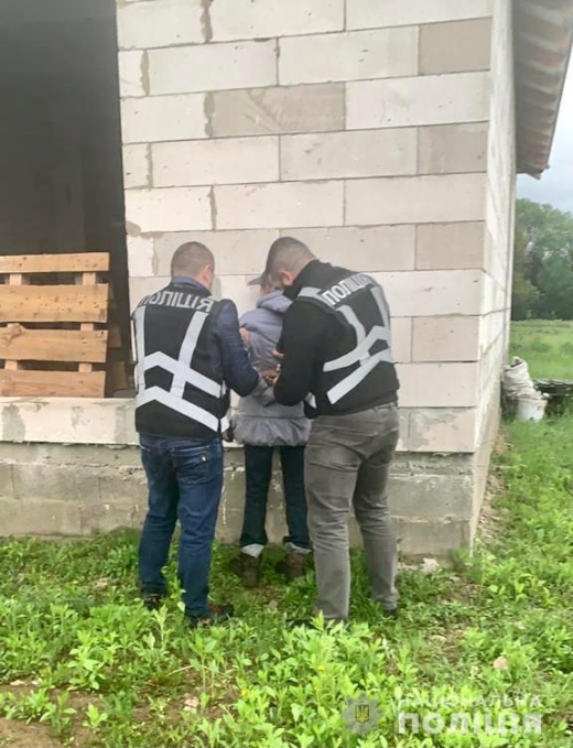 Закарпатські поліцейські затримали досвідчену рецидивістку, яка збувала зброю на території регіону