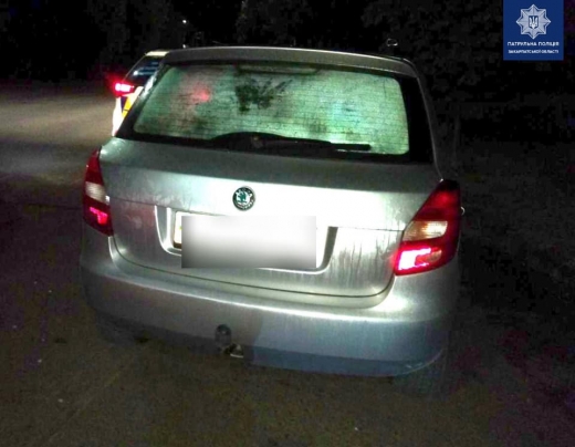 Ужгородські патрульні виявили нетверезу водійку автівки, яка зіткнулася із бетонним блоком
