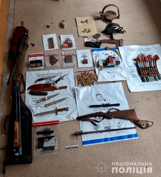 На Рахівщині поліцейські затримали братів, у яких виявили сховок зброї та набоїв