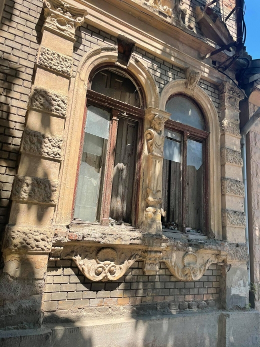Після розголосу зупинили роботи на фасаді будинку в історичній частині Ужгорода