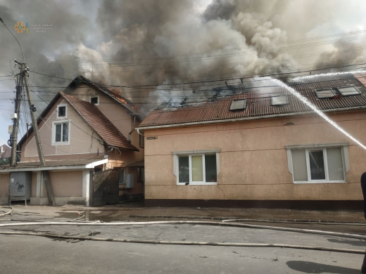 Вогнеборці приборкують пожежу на території мотелю в Мукачеві