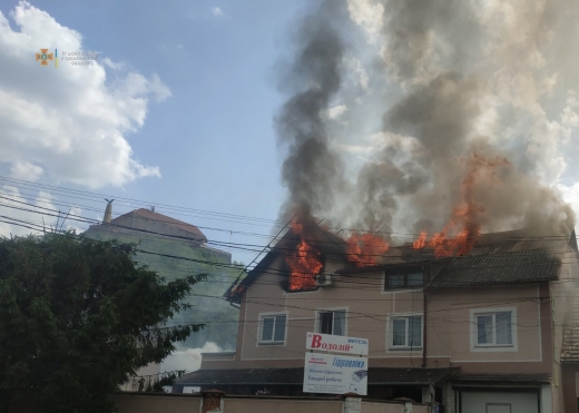 Вогнеборці приборкують пожежу на території мотелю в Мукачеві