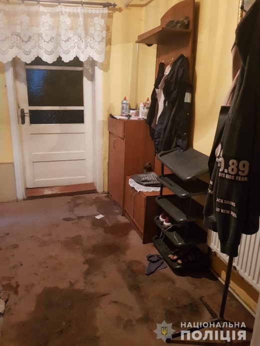 Поліцейські Виноградова затримали чоловіка, який намагався підпалити будинок матері