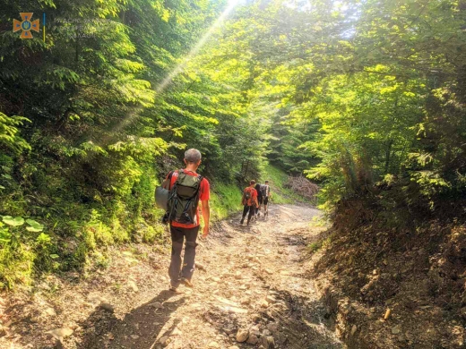 Закарпатські гірські рятувальники допомогли туристці, яка ймовірно отримала сонячний удар