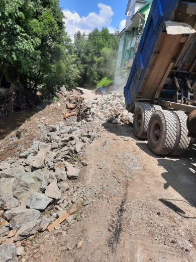 На Закарпатті почали відновлювати зруйновану паводком дорогу