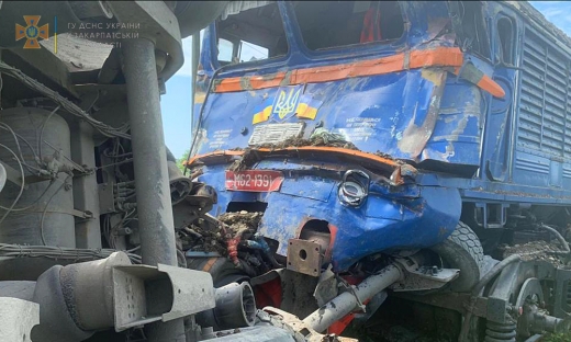 На Закарпатті зіткнулися вантажівка та пасажирський потяг: є постраждалі