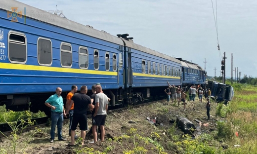 На Закарпатті зіткнулися вантажівка та пасажирський потяг: є постраждалі