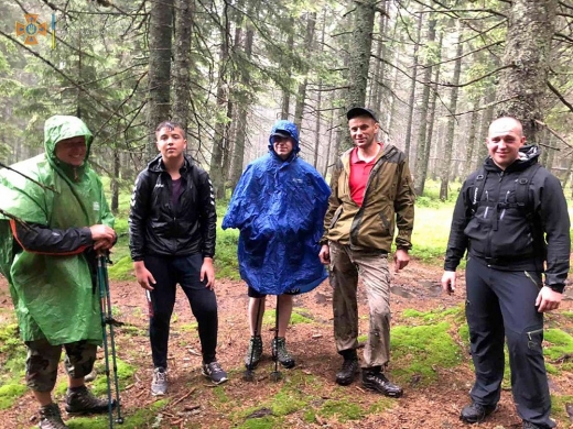 Закарпатські рятувальники допомогли івано-франківським колегам відшукати туриста в горах