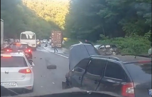Моторошна аварія на Мукачівщині: не розминулися три легковики та вантажівка