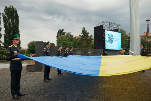 В Ужгороді встановили найвищий на Закарпатті Державний прапор України