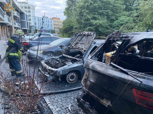 В центрі Ужгорода горіли припарковані автомобілі
