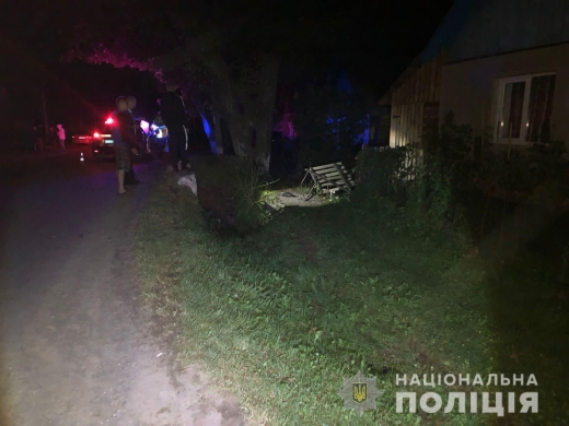 Моторошна аварія на Тячівщині: водій збив дитину і врізався у будівлю