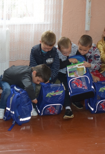 На Ужгородщині майбутні першокласники отримали портфелі від благодійників