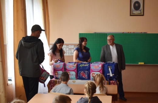 На Ужгородщині майбутні першокласники отримали портфелі від благодійників