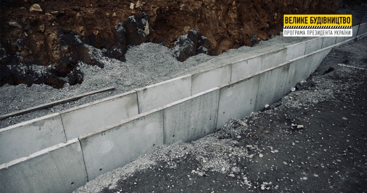 У межах ремонту дороги в Кам'яниці почали зводити спеціальну укріплювальну конструкцію