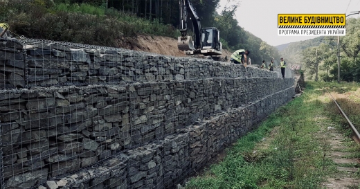 У межах ремонту дороги в Кам'яниці почали зводити спеціальну укріплювальну конструкцію