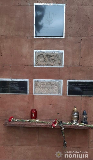 В Іршаві пошкодили меморіальні плити, встановлені в пам’ять полеглим воїнам 