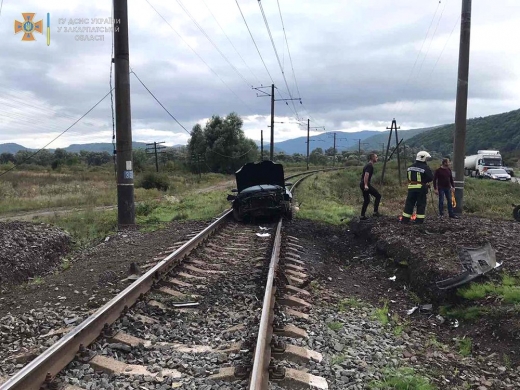 ДТП на Ужгородщині: автомобіль вилетів на залізничну колію