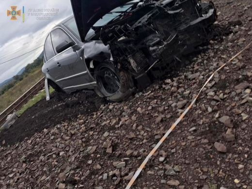ДТП на Ужгородщині: автомобіль вилетів на залізничну колію