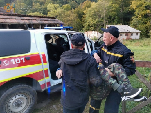 На Мукачівщині рятувальники надали допомогу медикам, що не могли дістатися до хворого
