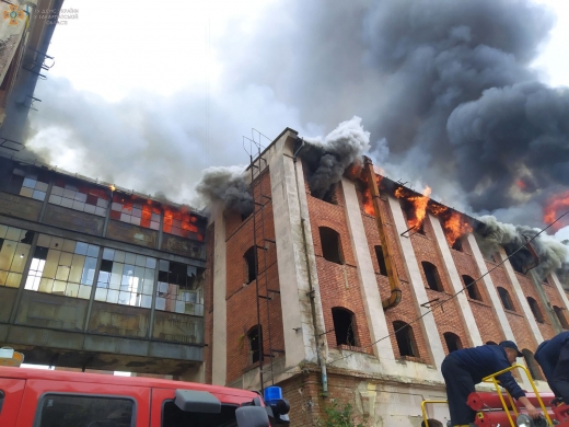 Масштабна пожежа на території колишнього заводу в Мукачеві: що відомо