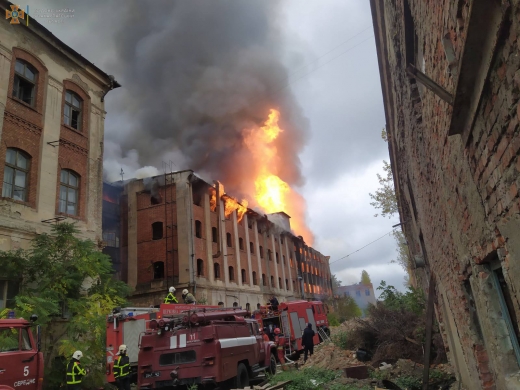 Масштабна пожежа на території колишнього заводу в Мукачеві: що відомо