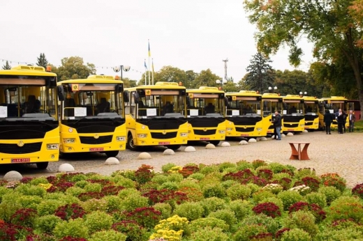 Школи громад Закарпаття отримали 12 нових автобусів
