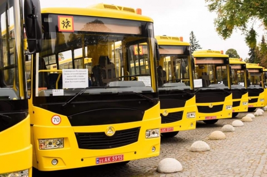 Школи громад Закарпаття отримали 12 нових автобусів