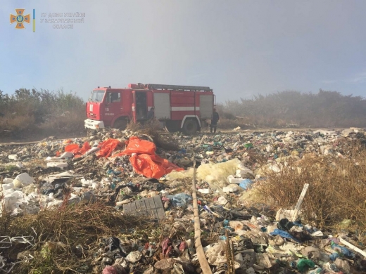Майже добу рятувальники ліквідовували пожежу на сміттєзвалищі в Хустському районі