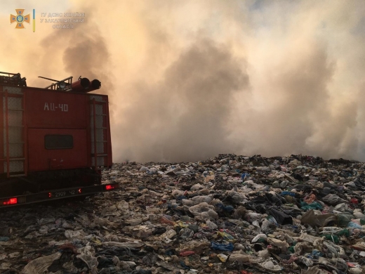 Майже добу рятувальники ліквідовували пожежу на сміттєзвалищі в Хустському районі