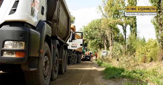 На Берегівщині продовжують відновлювати дорогу до кордону з Угорщиною