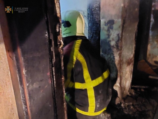 У Хусті під час ліквідації пожежі вогнеборці врятували двох людей