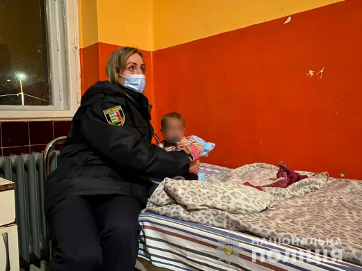 На Берегівщині поліцейські вилучили із сім'ї двох маленьких діток