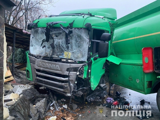 ДТП на Берегівщині: зіткнулися легковик і вантажівка, водій помер