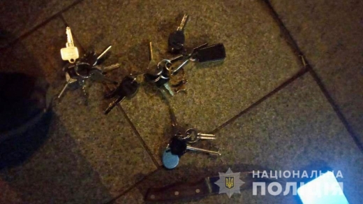 В Ужгороді озброєний зловмисник проник у квартиру і погрожував власнику