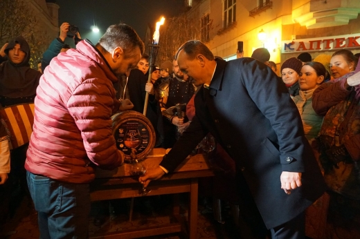 В Ужгороді відкрили першу символічну бочку вина цьогорічного врожаю
