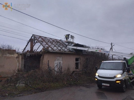 В Ужгороді від сильного вітру постраждали дахи трьох будівель