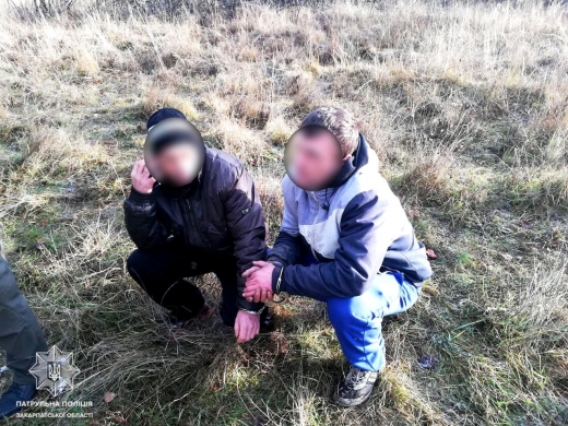 Ужгородські патрульні затримали чоловіків, які спалювали крадений комунікаційний кабель