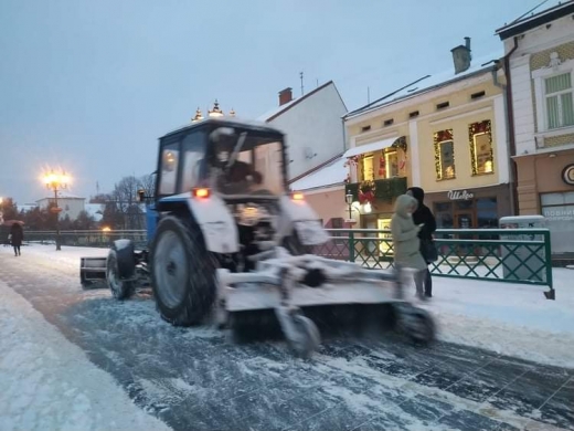 Прибирання Ужгорода: на вулицях міста працює снігоприбиральна техніка