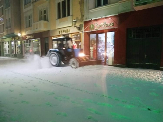 Прибирання Ужгорода: на вулицях міста працює снігоприбиральна техніка